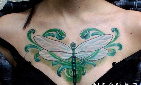 胸前的蜻蜓纹身图案