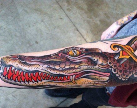 手臂鳄鱼匕首纹身图案