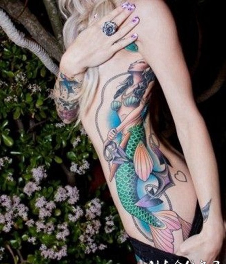 腰侧的美人鱼纹身图案