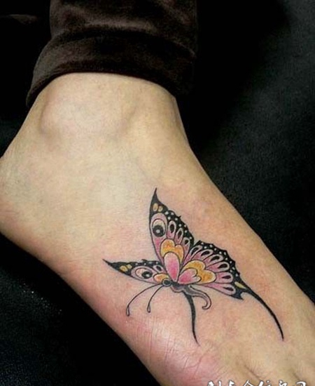 脚面上的蝴蝶纹身图案
