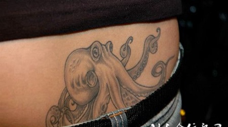 后腰上的章鱼纹身图案