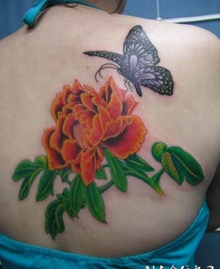 后背上的牡丹花蝴蝶纹身图案