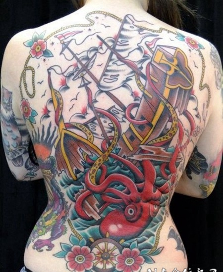 满背章鱼帆船纹身图案