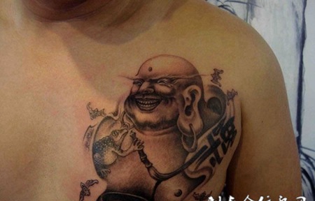 胸前的佛陀纹身图案