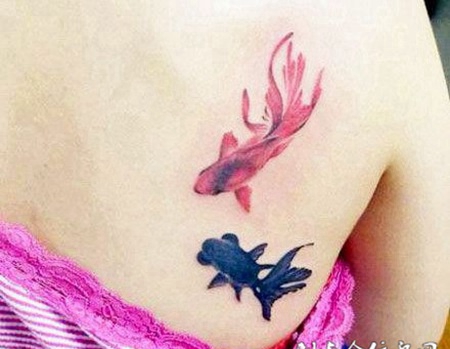 后背上的金鱼纹身图案