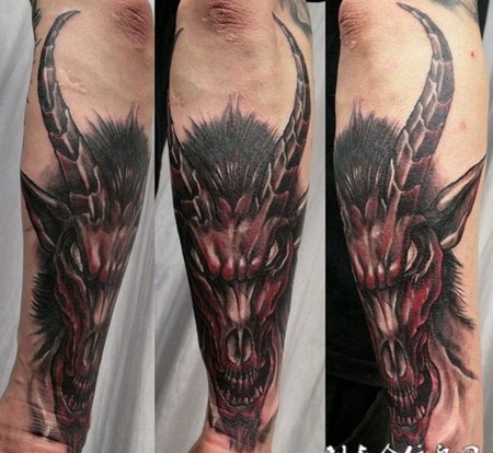 小臂上的恶魔的纹身图案