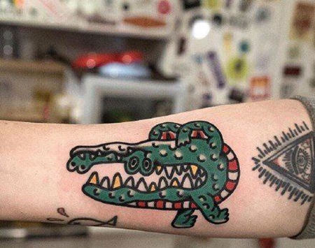 手臂卡通鳄鱼纹身图案