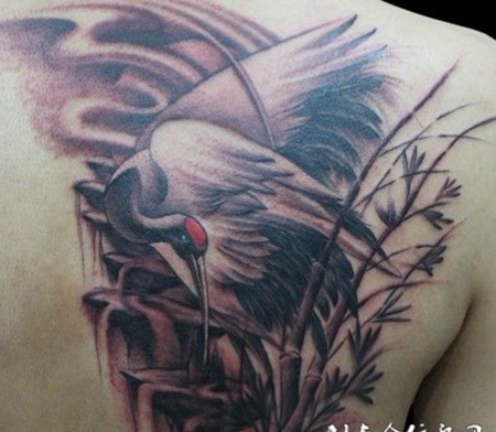 后背上的仙鹤纹身图案