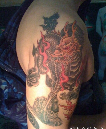大臂上的火焰麒麟纹身图案