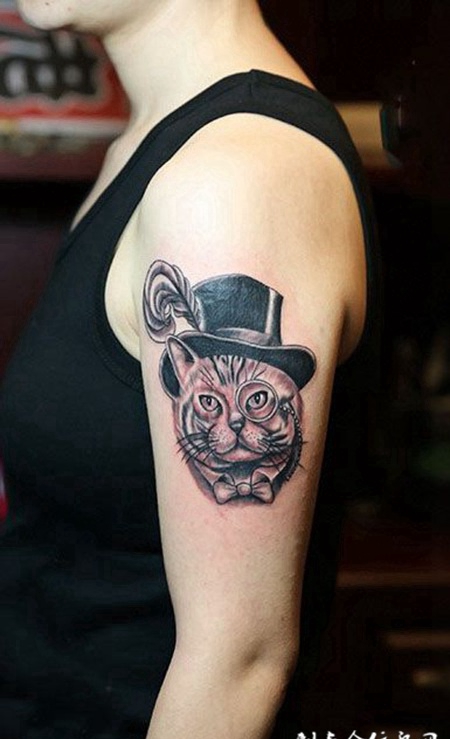 大臂上戴帽子的猫纹身图案