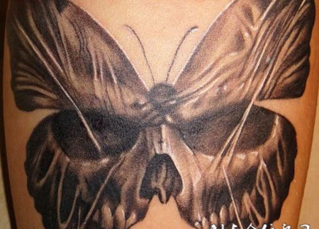 大臂上的骷髅蝴蝶纹身图案
