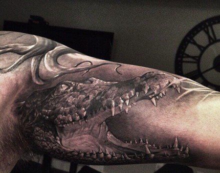 大臂帅气鳄鱼纹身图案