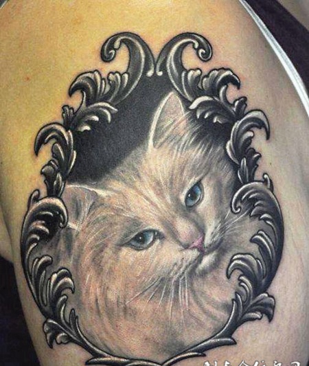 大臂上的猫咪纹身图案