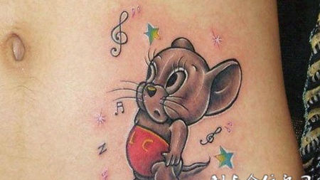腰侧的老鼠纹身图案
