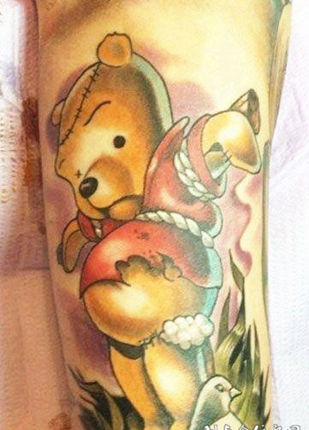 大臂上的泰迪熊纹身图案
