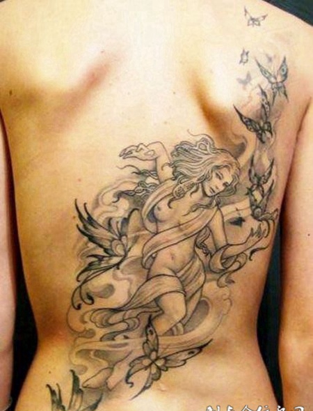 后背上赤裸的精灵纹身图案