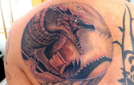 背部帅气鳄鱼纹身图案