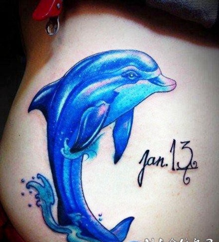 腰侧的蓝色海豚纹身图案