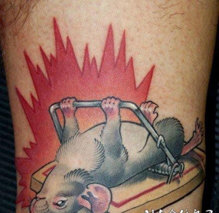 大臂上的老鼠与鼠夹纹身图案