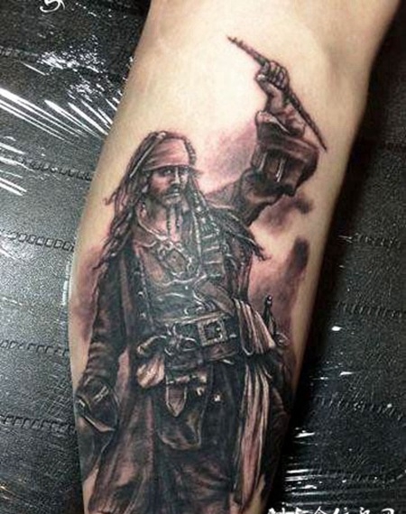 小臂上的加勒比海盗船长纹身图案