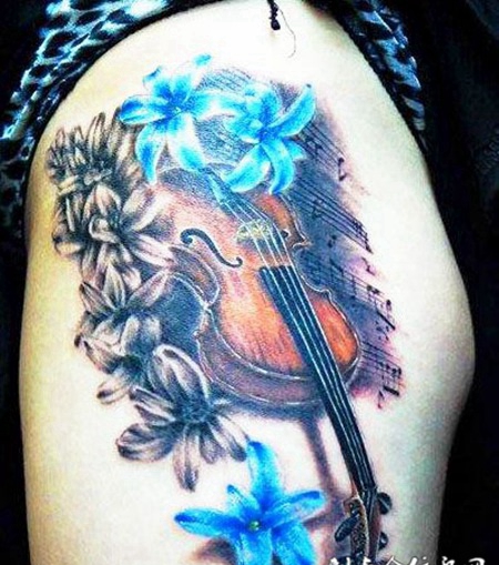 大腿上的吉他百合纹身图案