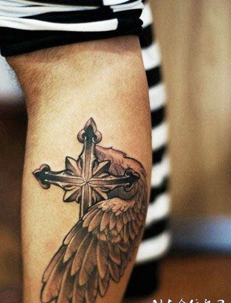 小腿上的十字架翅膀纹身图案