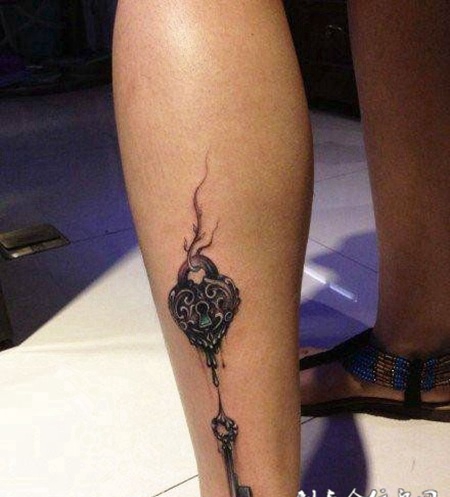 小腿上的钥匙与锁纹身图案