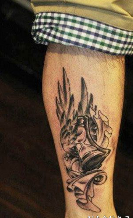 小腿上长翅膀的沙漏纹身天马