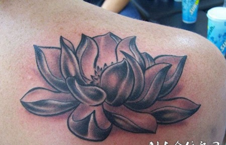 后背上的黑灰色莲花纹身图案