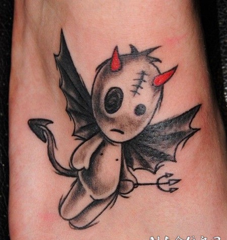 脚面上的小恶魔纹身图案