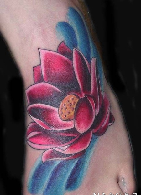 脚面上的紫色莲花纹身图案