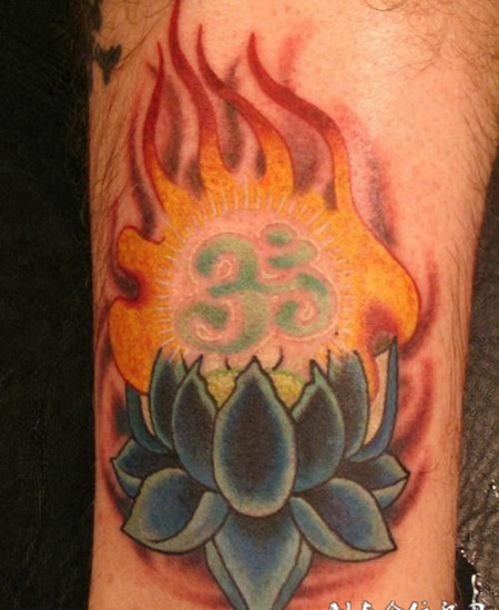 小臂上的莲花梵文纹身图案