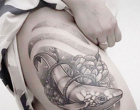 大腿鲸鱼花朵纹身图案