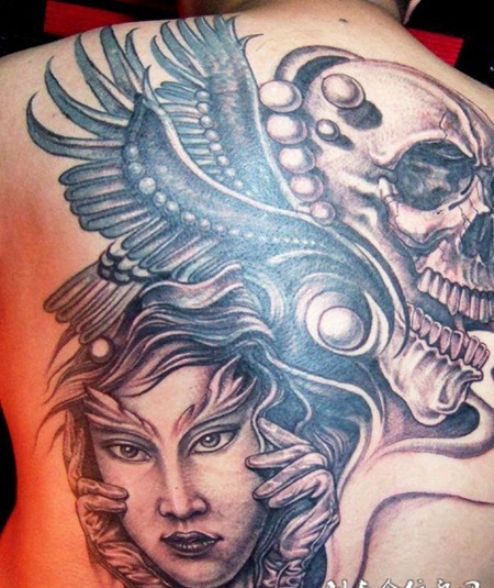 满背骷髅美女的纹身图案