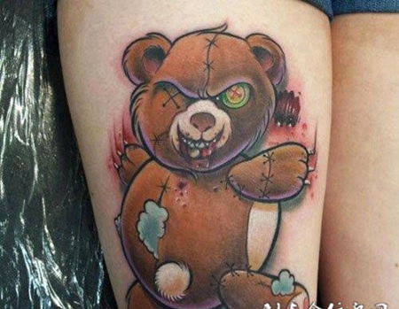 大腿上的胸娃娃的纹身图案