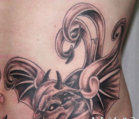 腰侧的蝙蝠纹身图案