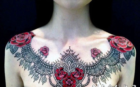 胸前的蕾丝纹身图案
