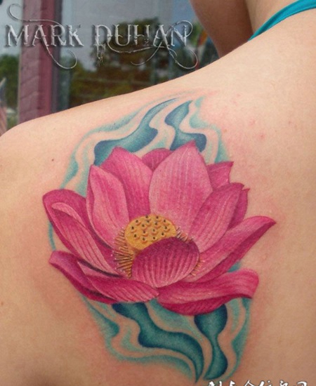 后背上的粉色莲花纹身图案