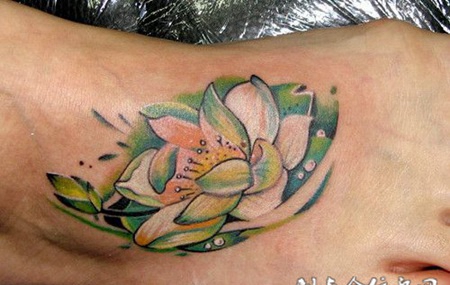 脚面上的绿色莲花纹身图案