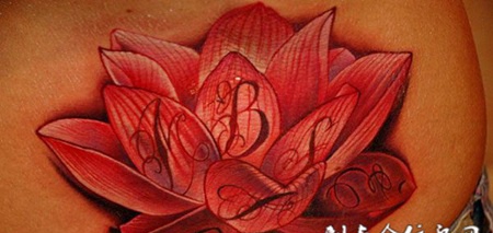 后腰上的红色莲花纹身图案