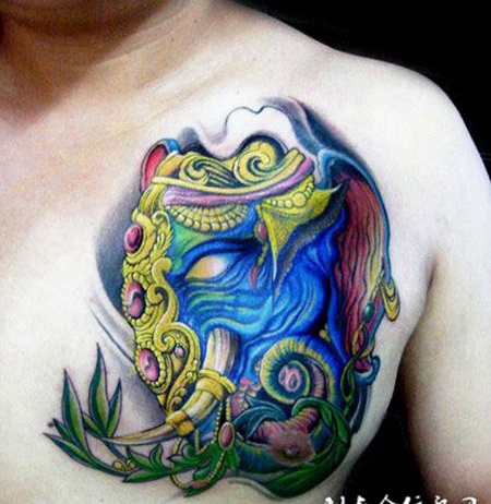 胸前的侧脸象神纹身图案