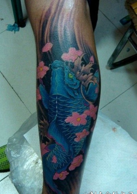 小腿上的蓝色鲤鱼纹身图案