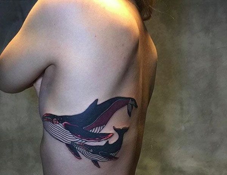 侧腰黑色个性鲸鱼纹身