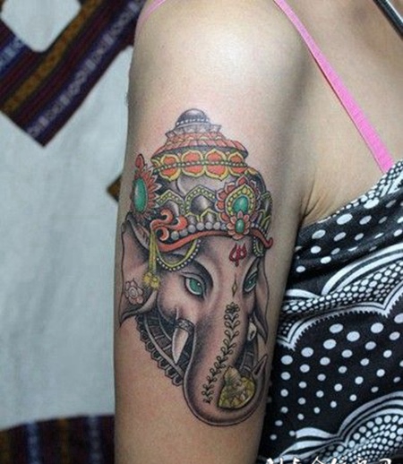 大臂上的象头神纹身图案