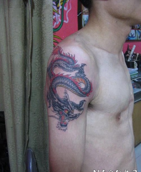 肩膀上的火焰龙纹身图案