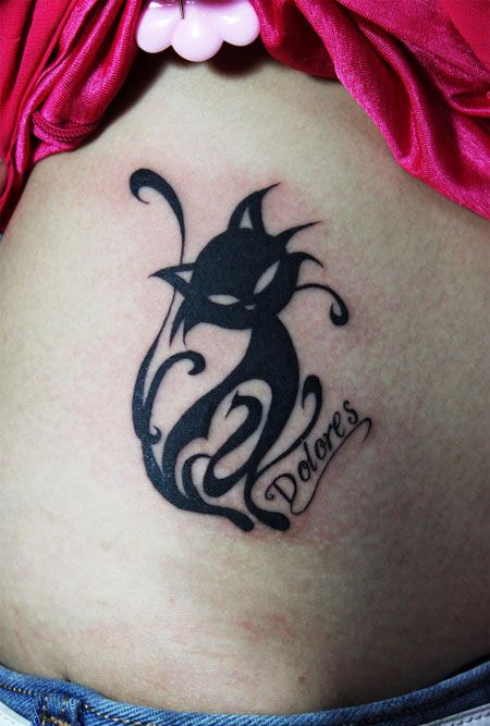 侧腰个性猫咪纹身图片