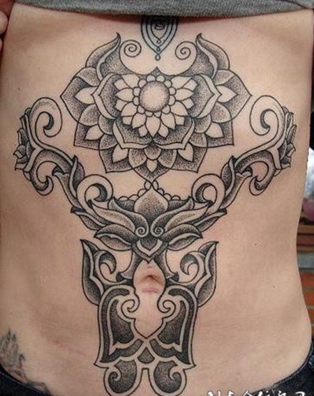 腹部的莲花的纹身图案