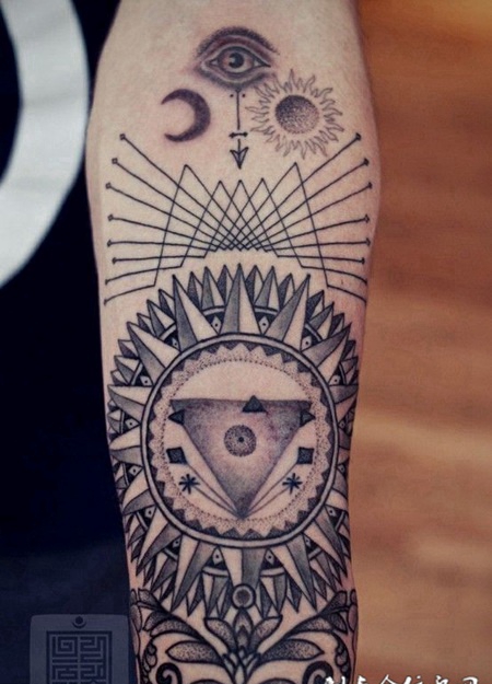 小臂上的箭靶纹身图案