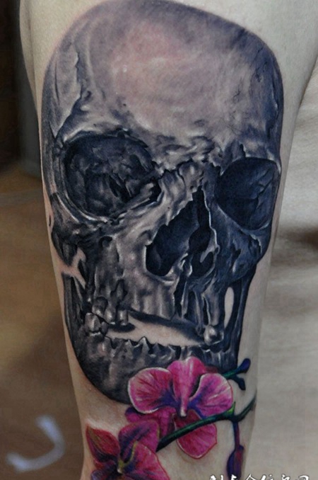 大臂上的骷髅木槿花纹身图案