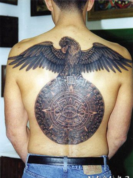 后背上的老鹰盾牌纹身图案